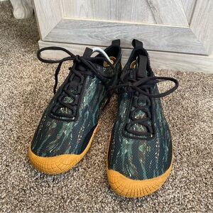 TSLA Men's Trail Running Shoes a green camouflage pattern gum rubber sole 10.5